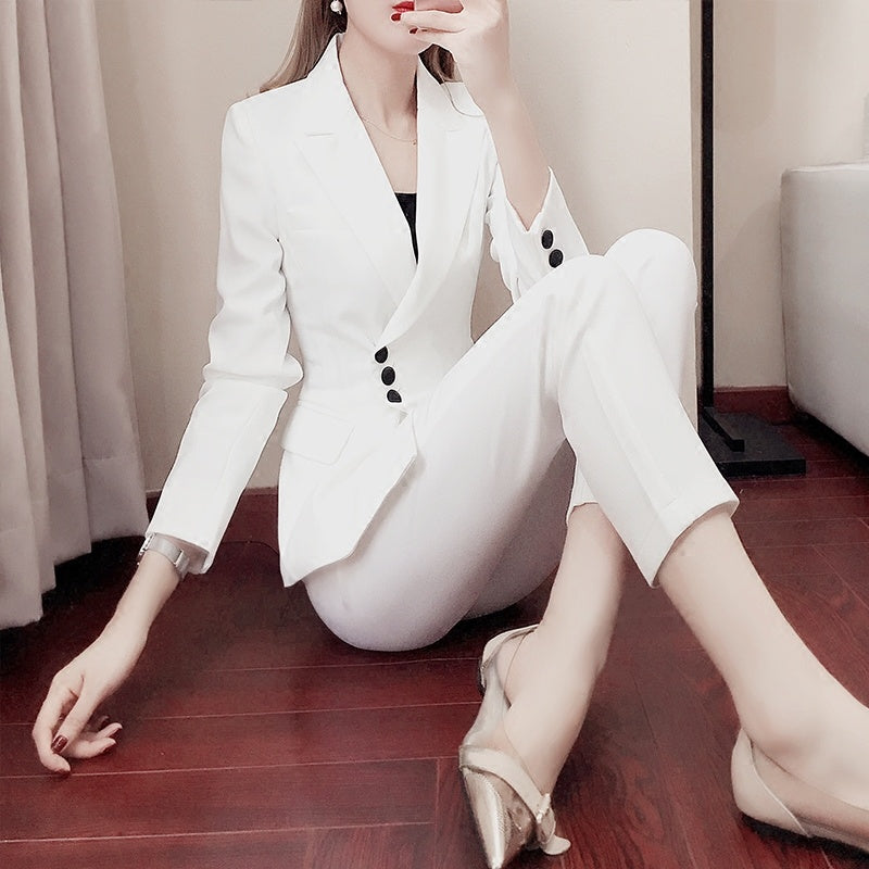 Saphira – Élégance pure en costume blanc