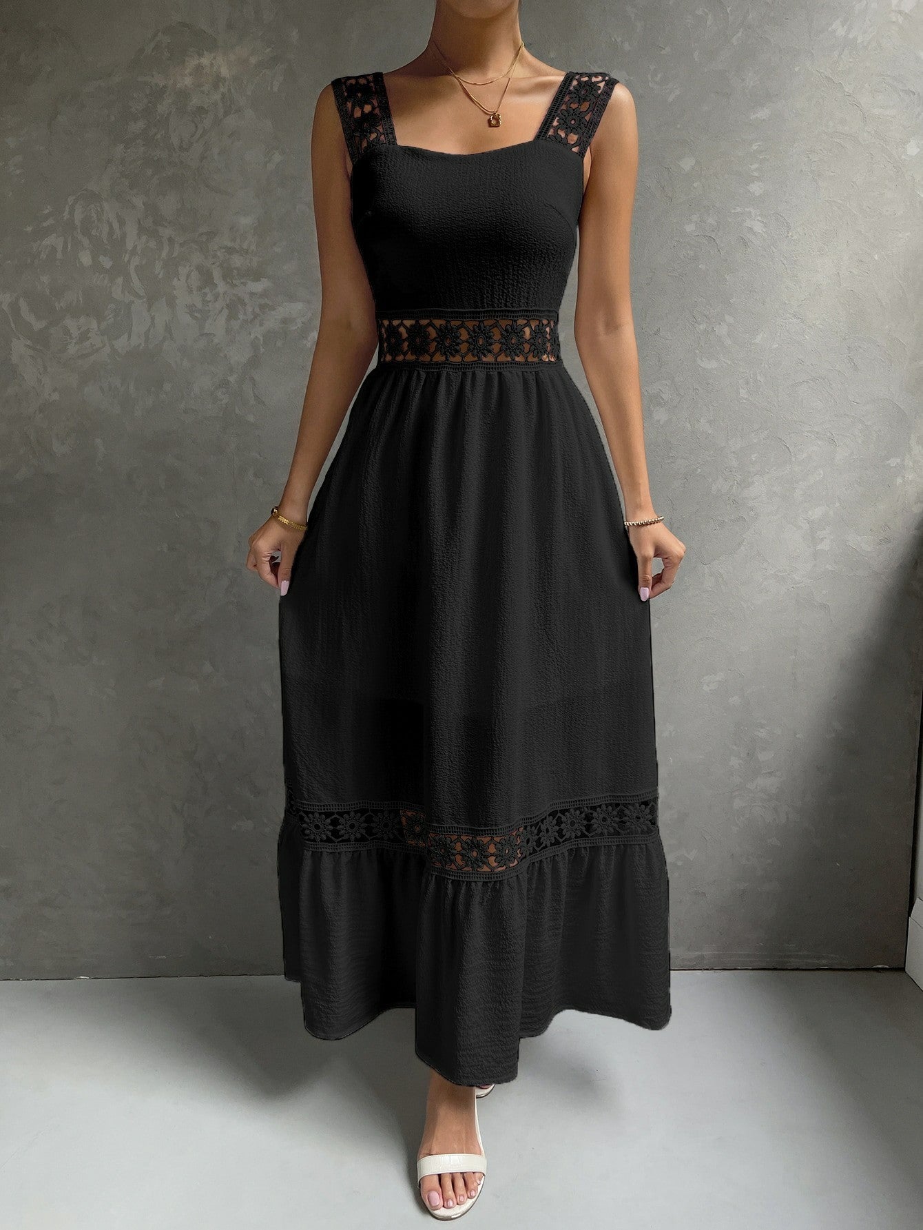 Robe Élégante en Dentelle Ajoutée – Col Sling
