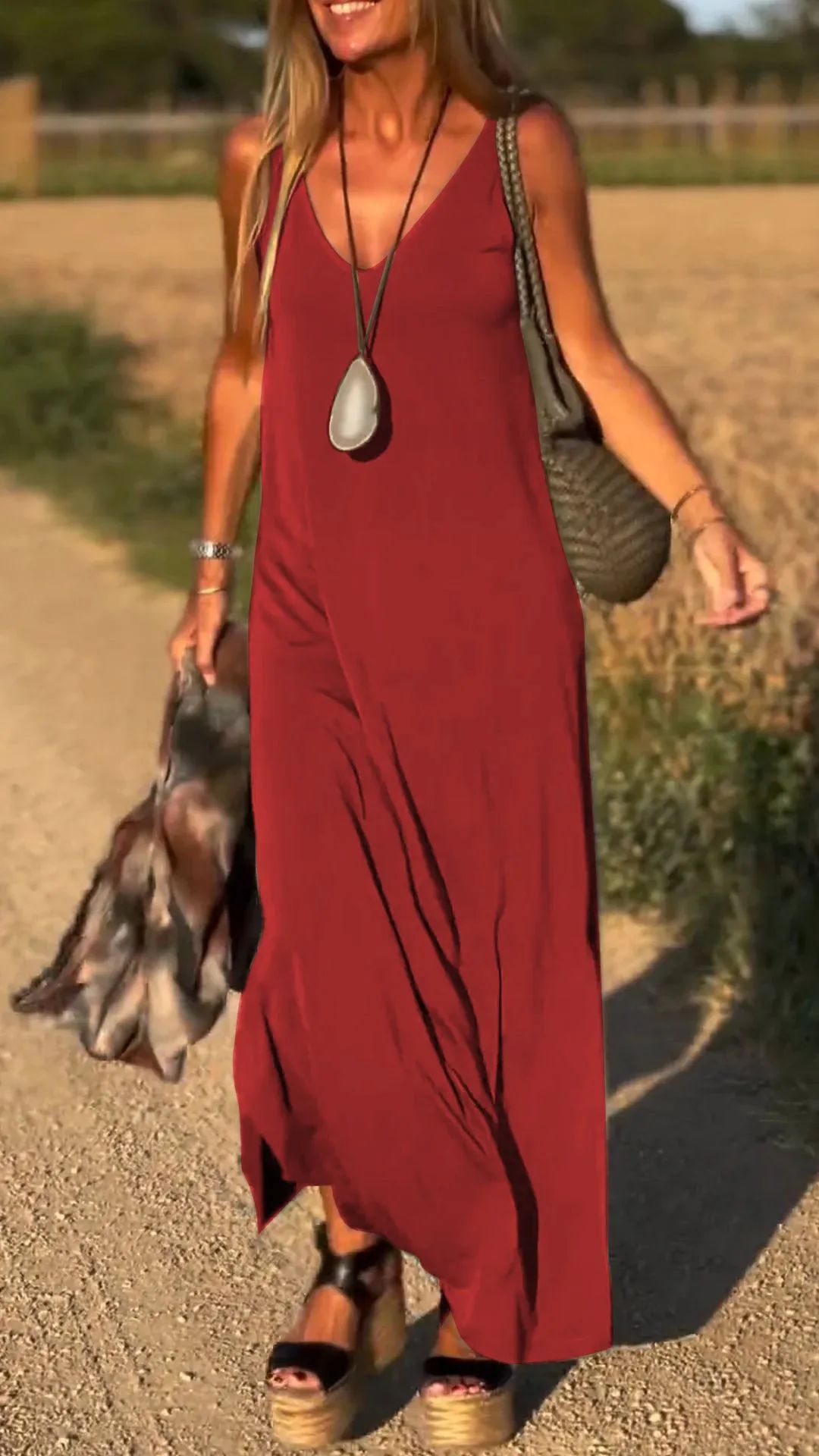 Robe à Bretelles Décolletée – L'Élégance Sensuelle au Quotidien