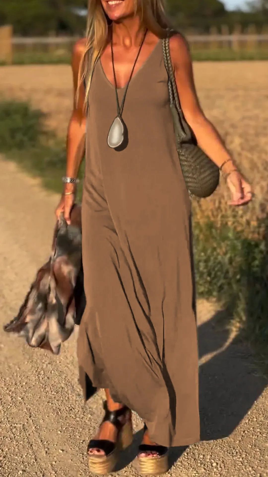 Robe à Bretelles Décolletée – L'Élégance Sensuelle au Quotidien