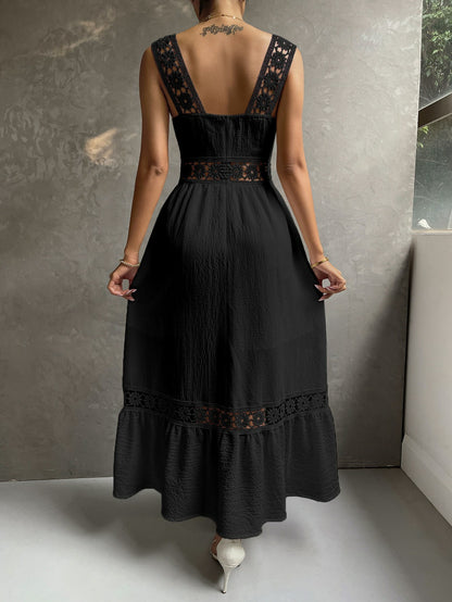 Robe Élégante en Dentelle Ajoutée – Col Sling