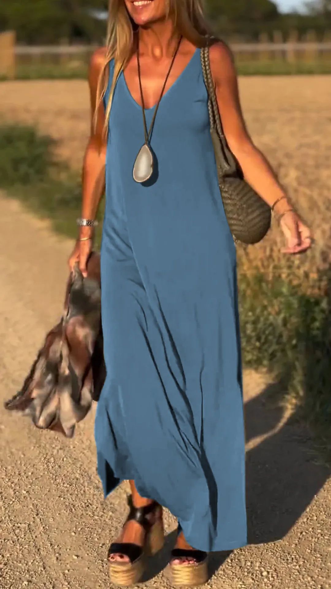Robe à Bretelles Décolletée – L'Élégance Sensuelle au Quotidien