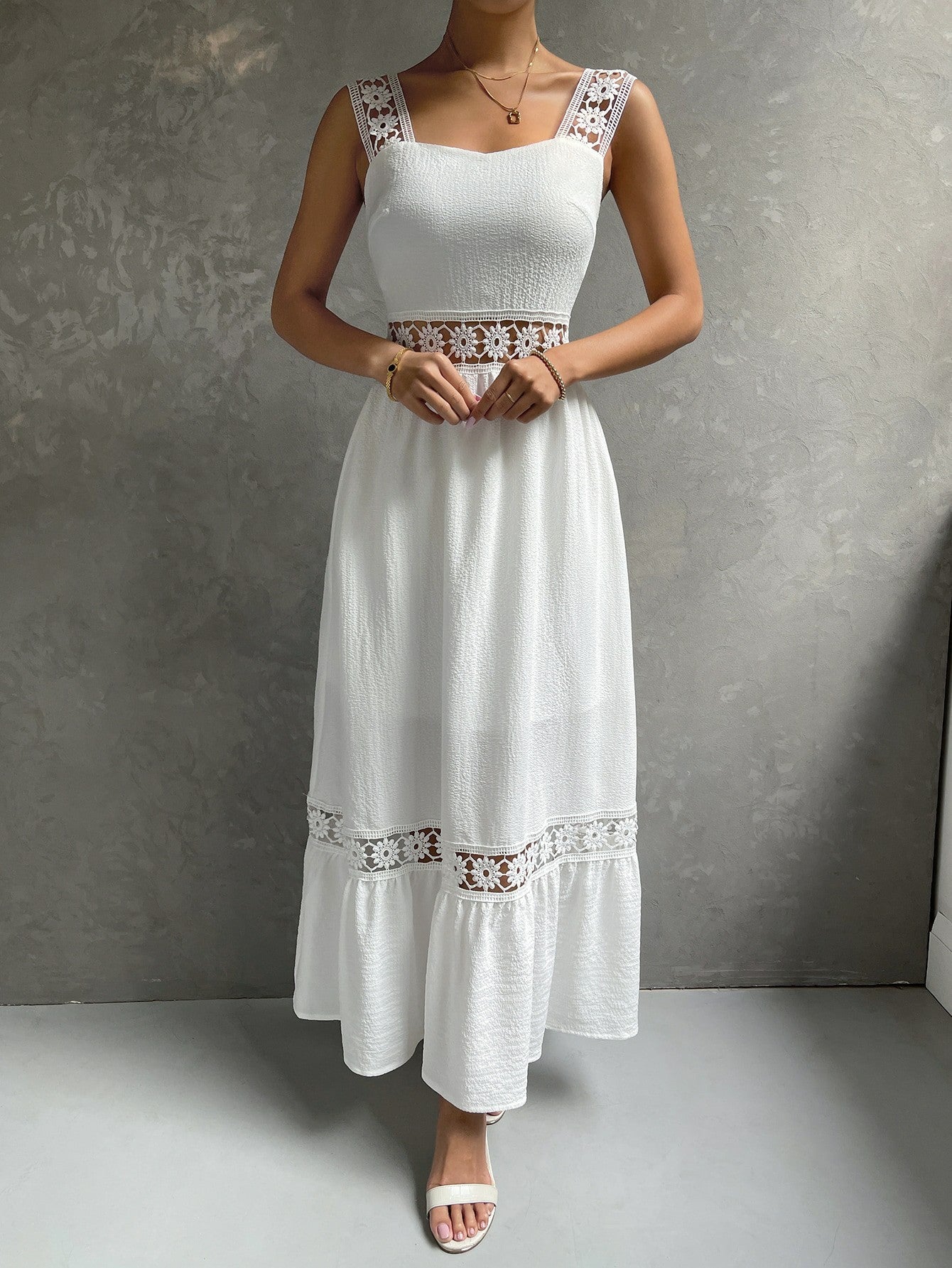 Robe Élégante en Dentelle Ajoutée – Col Sling
