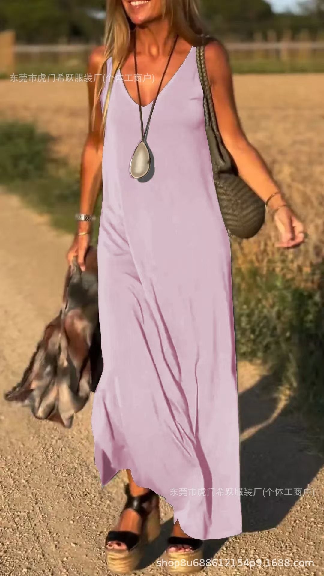 Robe à Bretelles Décolletée – L'Élégance Sensuelle au Quotidien