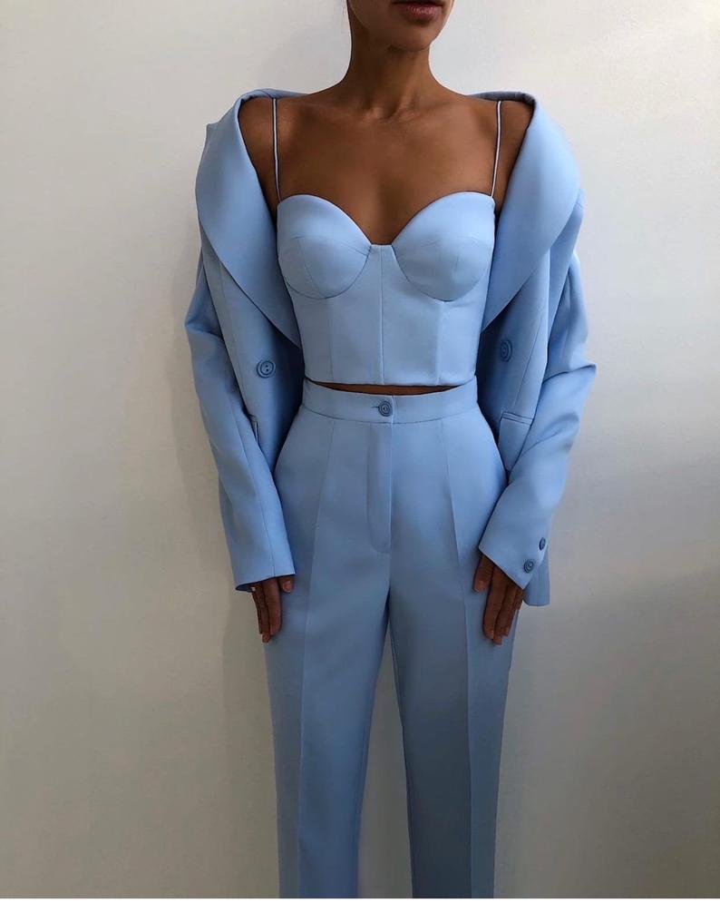 Élégance Structurée – Tailleur Femme Double-Boutonnage