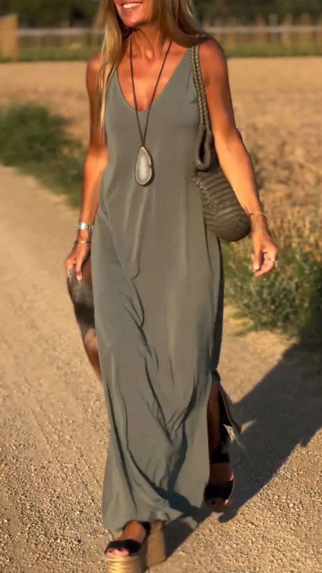 Robe à Bretelles Décolletée – L'Élégance Sensuelle au Quotidien